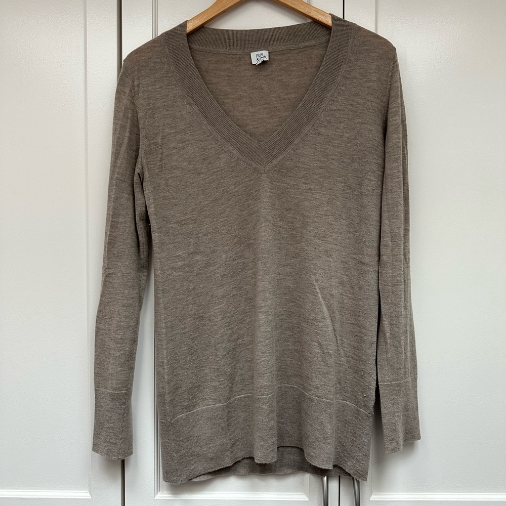 Iris & Ink V-neck Featherweight Cashmere Sweater Women’s Medium